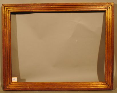 null Cadre en bois mouluré, doré dit "à gradin". Circa 1930 59,5 x 44,5 cm - Profil;...