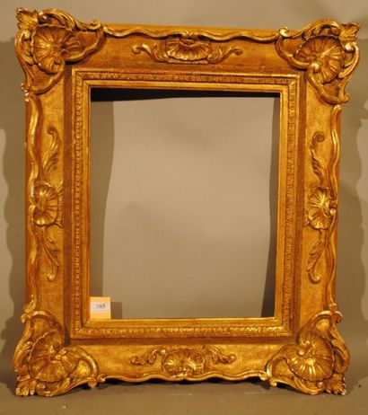 null Cadre en bois sculpté et doré de style Louis XV, marque au fer "E.BOUCHE". Circa...
