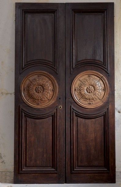 null Double de porte en chêne mouluré, sculpté à motif central dit "à cible". De...