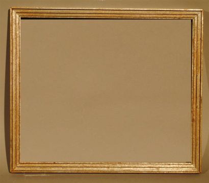 null Baguette en bois moulauré, argenté dit "à gradins". Circa 1930 28,5 x 33,8 cm...