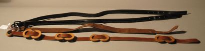 ANONYME 
Lot composé de 4 ceintures en cuir de couleur et forme diverse.