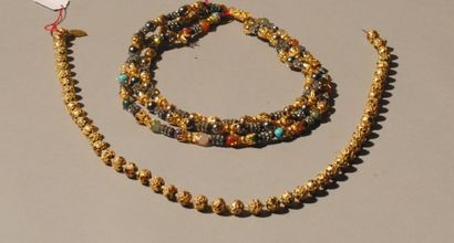 ANONYME 
Lot composé d'un collier trois rangs de perles multicolores enserrées de...