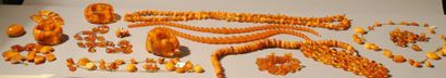 null Lot composé de sautoirs, colliers, bracelets et broches en bakélite façon ambre...
