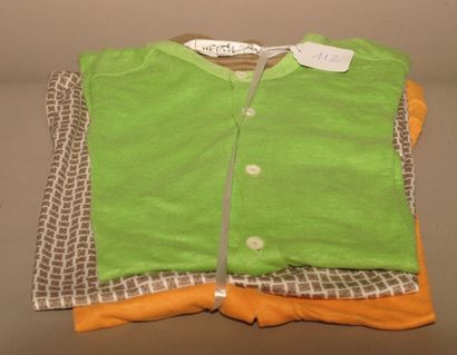 HERMES Paris made in Italy 
Lot composé de trois t-shirts, dont deux en lin vert,...