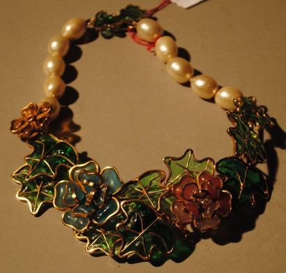 Chanel par Gripoix 
Magnifique collier composé d'un motif florale en pâte de verre...