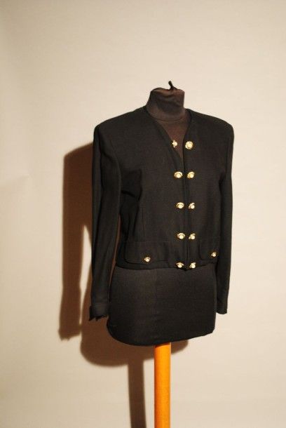 MOSCHINO couture 
Veste courte en crêpe de laine noire, encolure en V, parmentures...