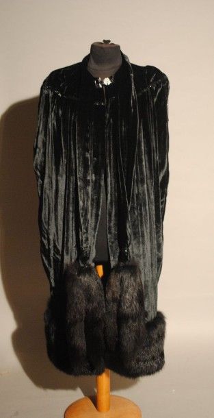 Anonyme, Haute-Couture circa 1930 
Cape en panne de velours de soie noir, empiècement...