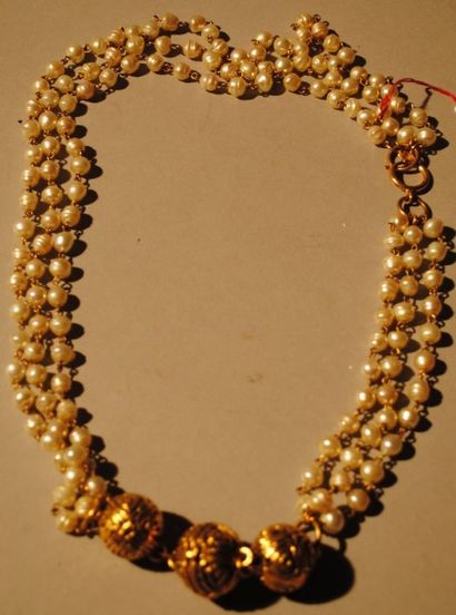 CHANEL Circa 1985 
Sautoir trois rangs de perles baroques blanche orné de trois perles...