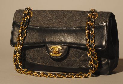 CHANEL 
Sac «Mademoiselle» 24 cm en jersey matelassé gris et cuir agneau noir, fermoir...