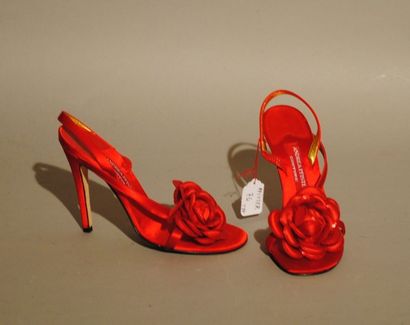 Andrea PFISTER COUTURE 
Paire de sandales en satin rouge empeigne ornée d'un camélia...
