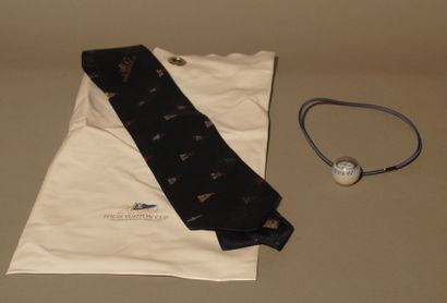 Louis VUITTON cup 2000 
Cravate en soie imprimée marine. Nous y joignons une boussole...