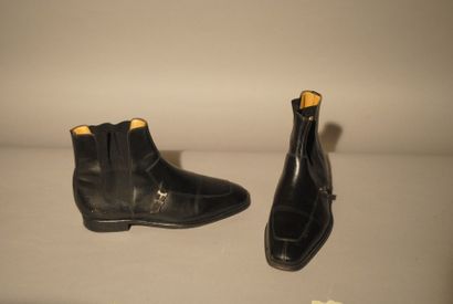HERMES Paris made in Italy 
Paire de boots en cuir noir à empiècement stretch, petite...