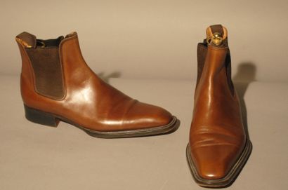 J.M.WESTON 
Paire de boots en daim marron à empiècement stretch, semelles en cuir....