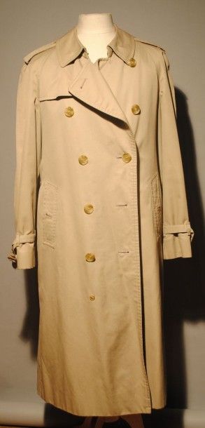 BURBERRY 
Trench coat en gabardine beige, doublure amovible en laine tartan, col...