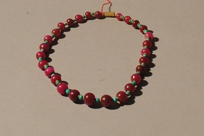 null Collier composé de perles de racines de rubis entrecoupées de petites perles...