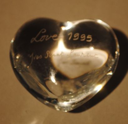 Yves Saint LAURENT 
Presse papier coeur en verre gravé «Love 1995». Bon état.