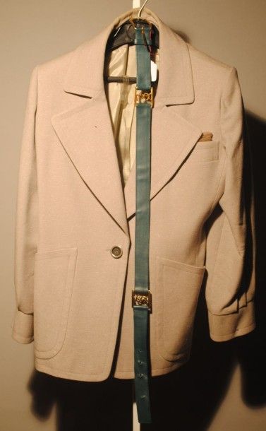 Yves Saint Laurent (attribué à) 
Veste en lainage chiné gris, col châle cranté, simple...