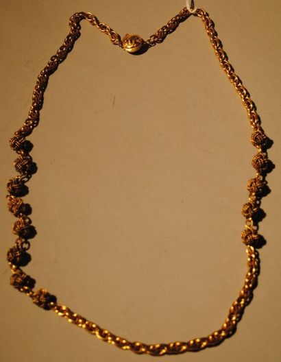 CHANEL 
Sautoir chaine torsadée en métal doré orné de 13 perles façon passementerie,...