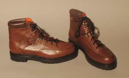 HERMES Paris made in Italy 
Paire de bottines «Hiking» à lacets en veau gras bordeaux,...