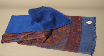 LANVIN 
Écharpe double face en soie imprimée bleu à décor de botehs et cachemire...