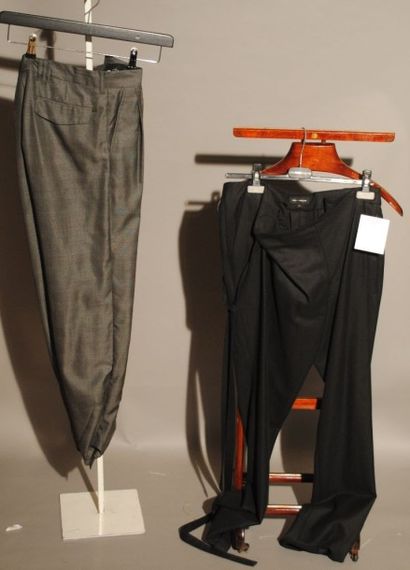 KRIS van ASSCHE 
Lot composé d'un pantalon à pinces d'inspiration golfeur en laine...
