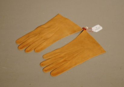 ANONYME 
Paire de gant en métis beige. T. 8 1/4. Bon état.