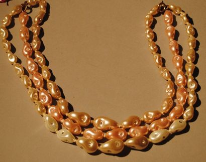 CHANEL circa 1984 
Collier trois rangs de perles baroques nacrées ornées chacune...