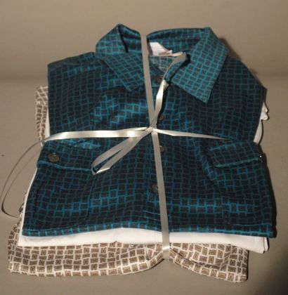 HERMES Paris made in Italy 
Lot composé de deux chemisettes en coton imprimé à décor...