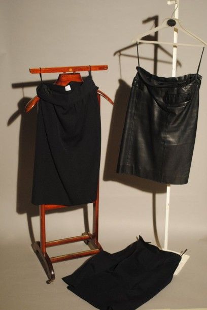 Yves Saint LAURENT 
Lot composé de 2 jupes en lainage noir. Nous y joignons une troisième...