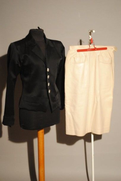 Yves SAINT LAURENT Rive Gauche 
Lot composé d'une veste en soie polyester noire,...