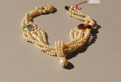 Loris AZZARO 
Collier de perles blanches de quatre/trois rangs formant un noeud avec...