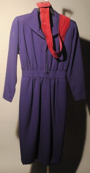 Yves SAINT LAURENT Rive Gauche 
Robe en gabardine de laine violette, col châle sur...