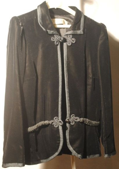 Yves SAINT LAURENT Haute-Couture n °44362 
Veste en velours noir gansé de passementerie...