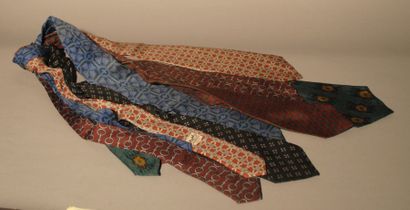 HERMÈS Paris made in France 
Lot composé de six cravates en soie imprimée à motifs...