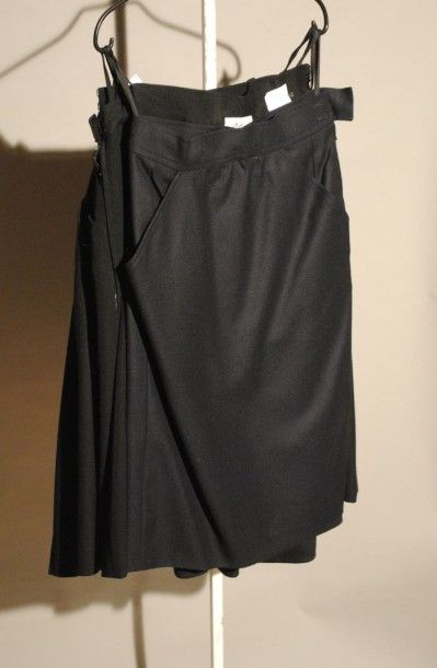 Yves Saint LAURENT 
Lot composé de 5 jupes de formes diverses en lainage noir
Sans...