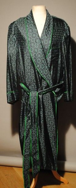 SULKA 
Robe d'intérieur en soie imprimée marine et vert, long col châle, rabats des...