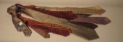 HERMÈS Paris made in France 
Lot composé de sept cravates en soie imprimée à motifs...