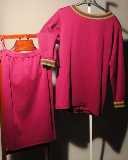 Yves SAINT LAURENT Rive Gauche 
Ensemble en jersey framboise composé d'une tunique...