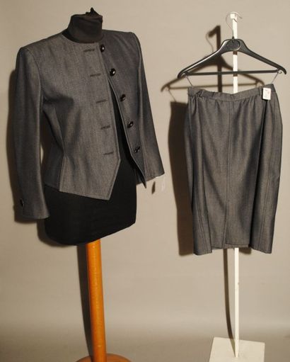 Yves SAINT LAURENT Rive Gauche 
Tailleur en whipcord gris composé d'une veste à encolure...