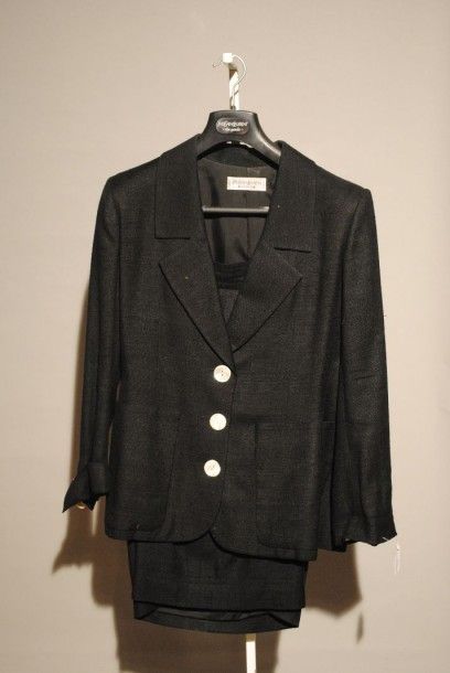 Yves SAINT LAURENT Rive Gauche 
Tailleur en bourrette noir composé d'une veste à...