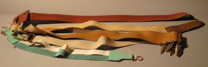 ANONYME 
Lot composé de 5 ceintures de formes diverses.