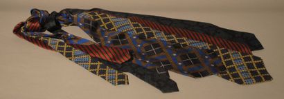 LANVIN, Christian DIOR 
Lot composé de trois cravates en soie imprimée à décor divers.
Bon...
