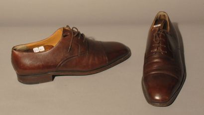 CARVILL 
Paire de derbys à lacets en cuir marron, surpiqûres, semelles en cuir. Nous...