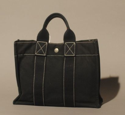 HERMÈS Paris made in France 
Sac «Toto» PM en toile noire à surpiqûres blanches,...