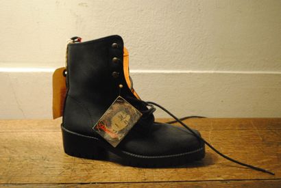 null Michael JACKSON'S Family
Prototype de chaussure rangers en daim ciré anthracite,...