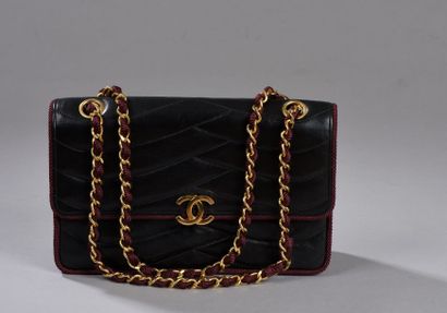 CHANEL 
Sac 23 cm en cuir agneau noir à motif de vagues, gansé d'ottoman bordeaux,...