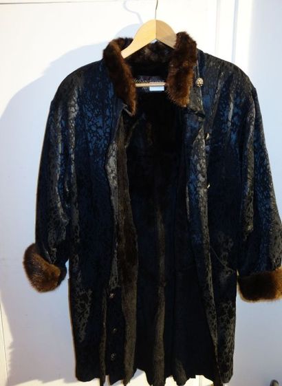 Yves Saint LAURENT Fourrures, manteau en fourrures et tissu noir à motif noir