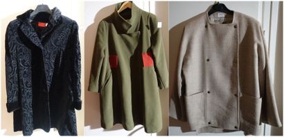 null Lot composé d'une vestebeige Marie Beretta, d'un manteau Kenzo et d'un manteau...