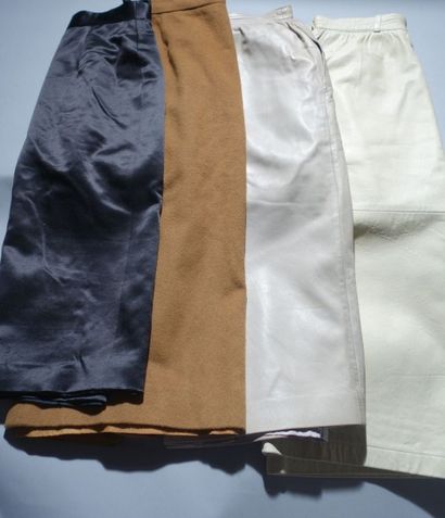 null Lot de quatres jupes dont deux en cuir : Ferre- Ralph Lauren- Charles Jourdan-...