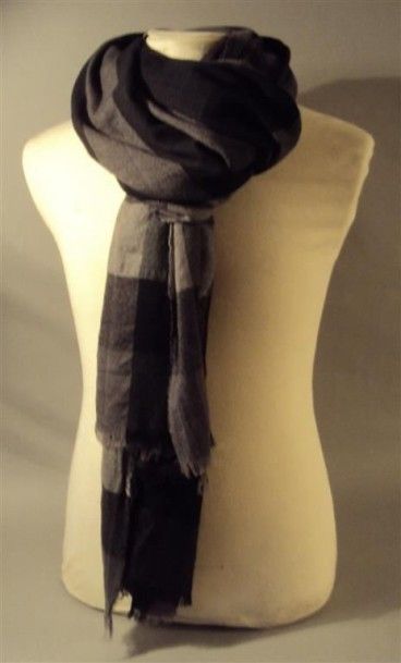 BURBUERRY Large écharpe 100% cashemire à carreaux anthracite gris et noir, bords...